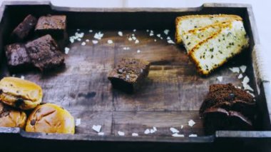 Havada uçuşan ve dönen kek.,