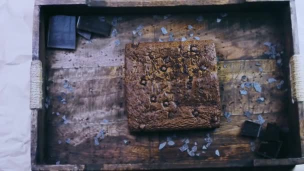 Tort Maro Decorat Ciocolată Sfărâmată — Videoclip de stoc