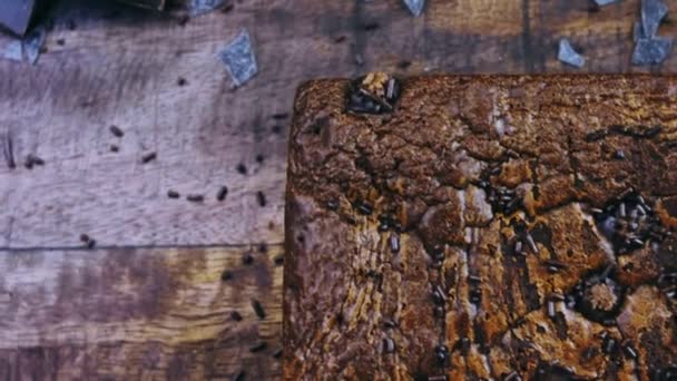 Bolo Brownie Decorado Com Chocolate Desintegrado — Vídeo de Stock