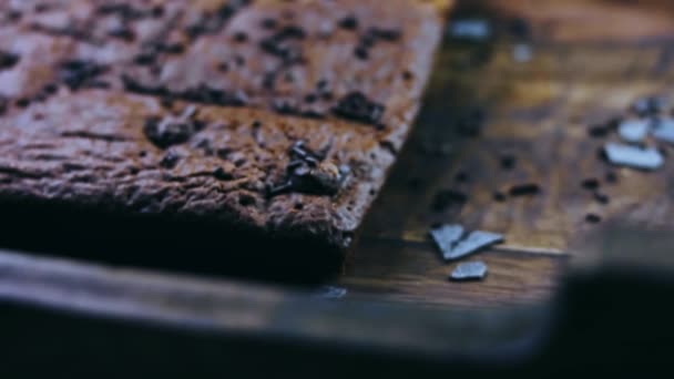 用碎巧克力装饰的布朗尼蛋糕 — 图库视频影像