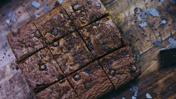 Bolo Brownie Decorado Com Chocolate Desintegrado — Vídeo de Stock