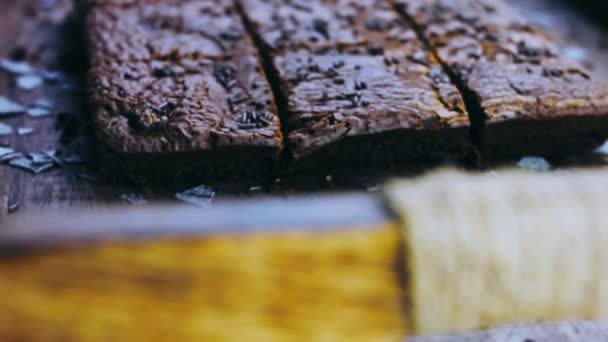 Torta Brownie Decorata Con Cioccolato Sbriciolato — Video Stock