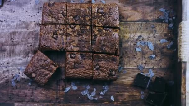 Brownie Tårta Dekorerad Med Smulad Choklad — Stockvideo