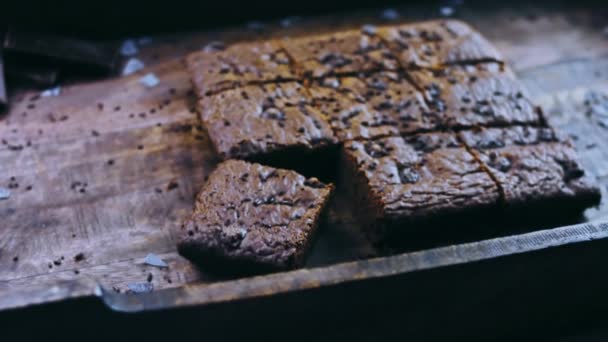 Brownie Ciasto Ozdobione Zgniecioną Czekoladą — Wideo stockowe