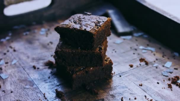 Брауні Торт Прикрашений Роздрібненим Шоколадом — стокове відео