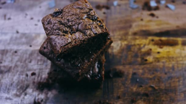 Пирожные Украшены Крошечным Шоколадом — стоковое видео