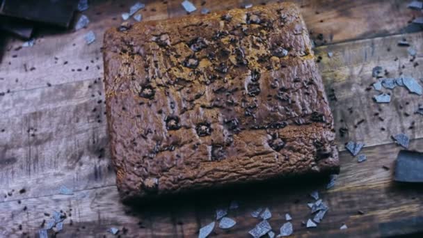 Brownie Cake Versierd Met Verkruimelde Chocolade — Stockvideo