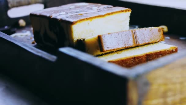 Stracciatella Kuchen Dekorerad Med Nötter Och Choklad — Stockvideo