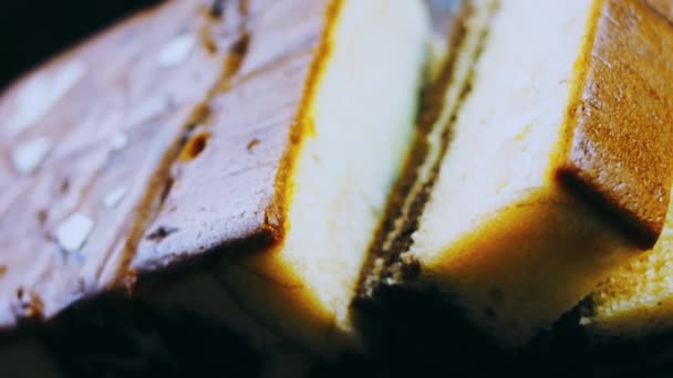 Stracciatella Kuchen Versierd Met Noten Chocolade — Stockvideo