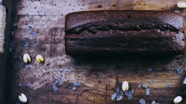 ピスタチオとチョコレートで装飾された自家製ケーキ — ストック動画