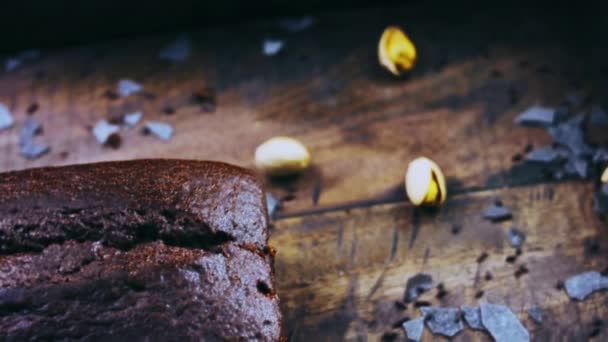 Házi Készítésű Torta Pisztáciával Csokoládéval Díszítve — Stock videók
