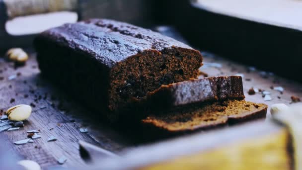 Σπιτικό Κέικ Διακοσμημένο Φιστίκι Και Σοκολάτα — Αρχείο Βίντεο