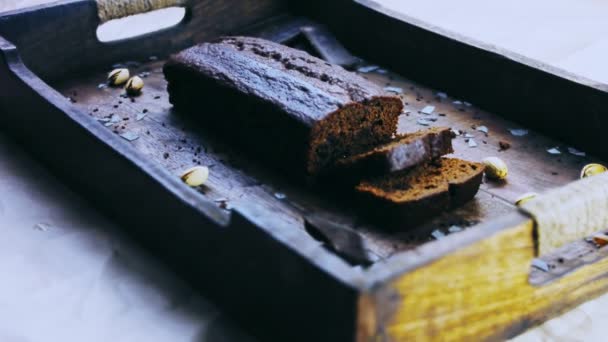 Hembakad Kaka Dekorerad Med Pistasch Och Choklad — Stockvideo