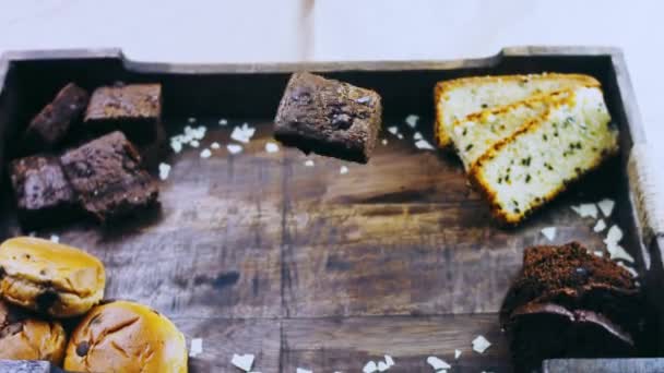 Brownie Cake Die Zweeft Draait Lucht — Stockvideo