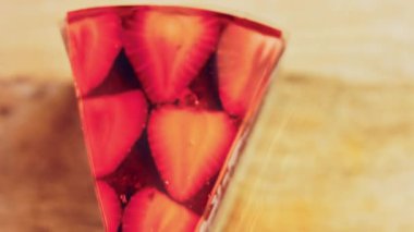 Çilek ve jöleli bir dilim pasta. Makro ve kaydırma atışı. Arka planda bir retro atmosfer var..