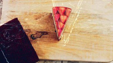 Çilek ve jöleli bir dilim pasta. Makro ve kaydırma atışı. Arka planda bir retro atmosfer var..