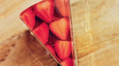 Çilek ve jöleli bir dilim pasta. Makro ve kaydırma atışı. Arka planda bir retro atmosfer var..