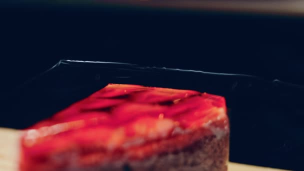 Een Stuk Taart Met Aardbeien Gelei Macro Slider Schieten Achtergrond — Stockvideo