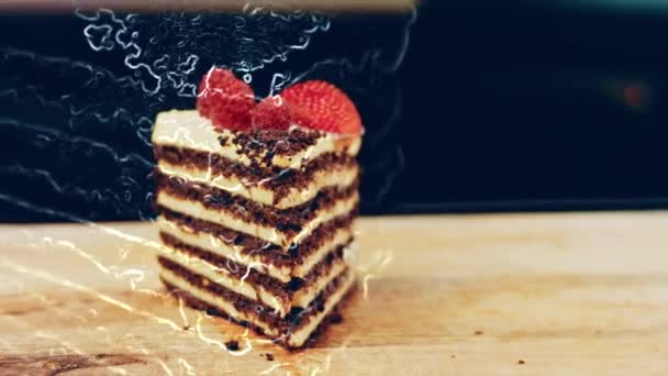 一片草莓和覆盆子蛋糕和用巧克力压成的片 宏观和滑翔机射击 背景是一种复古的气氛 — 图库视频影像