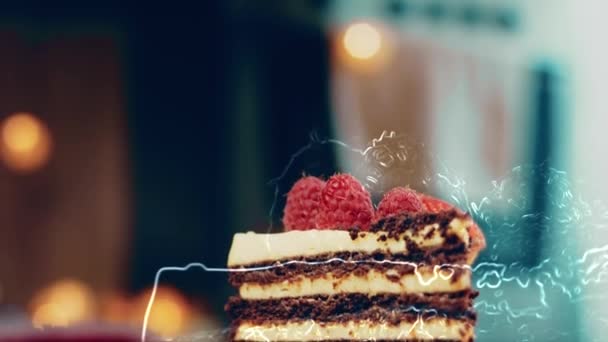 Uma Fatia Bolo Morango Framboesa Fatias Prensadas Com Chocolate Macro — Vídeo de Stock