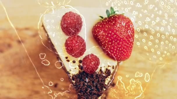 一片草莓和覆盆子蛋糕和用巧克力压成的片 宏观和滑翔机射击 背景是一种复古的气氛 — 图库视频影像