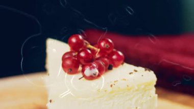 Frenk üzümlü bir dilim peynirli kek. Makro ve kaydırma atışı. Arka planda bir retro atmosfer var..