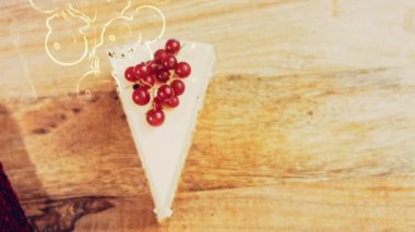 Frenk üzümlü bir dilim peynirli kek. Makro ve kaydırma atışı. Arka planda bir retro atmosfer var..