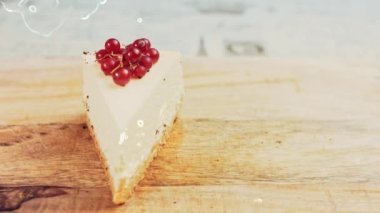 Frenk üzümlü bir dilim peynirli kek. Makro ve kaydırma atışı. Arka planda bir retro atmosfer var..