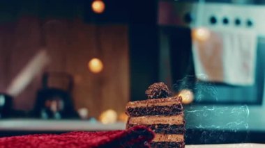 Bir dilim çikolatalı Ferrero Rocher keki. Makro ve kaydırma atışı. Arka planda bir retro atmosfer var..