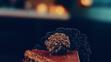 Bir dilim çikolatalı Ferrero Rocher keki. Makro ve kaydırma atışı. Arka planda bir retro atmosfer var..