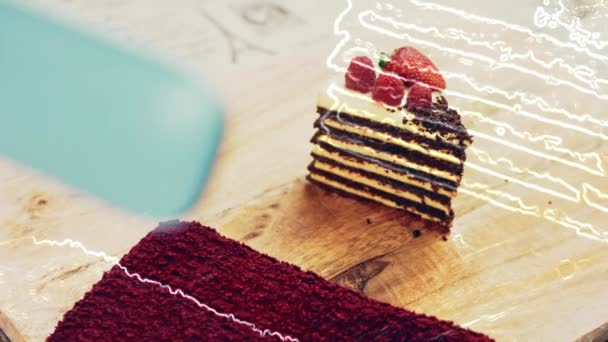 Кусок Клубничного Малинового Торта Ломтики Отжатые Шоколадом Макро Слайдер Съемки — стоковое видео