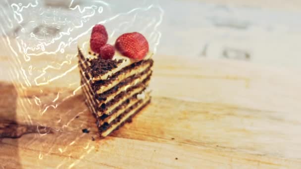 Sepotong Stroberi Dan Kue Raspberry Dan Irisan Ditekan Dengan Cokelat — Stok Video