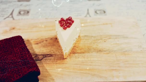 カラントの小枝とチーズケーキのスライス マクロとスライダーの撮影 背景はレトロな雰囲気です — ストック動画
