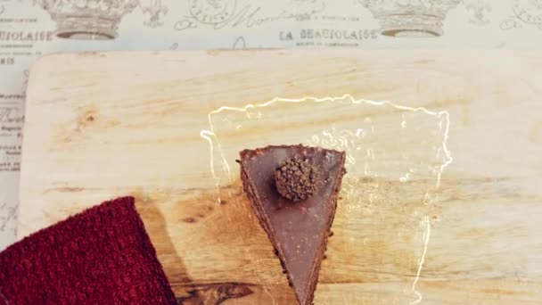 Кусок Пирога Шоколадом Ферреро Роше Макро Слайдер Съемки Заднем Плане — стоковое видео