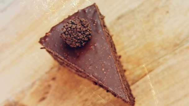Bir Dilim Çikolatalı Ferrero Rocher Keki Makro Kaydırma Atışı Arka — Stok video