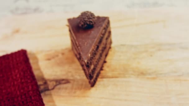 Ένα Κομμάτι Κέικ Σοκολάτα Φερέρο Ρόκερ Σκοποβολή Μακροεντολή Και Ρυθμιστή — Αρχείο Βίντεο