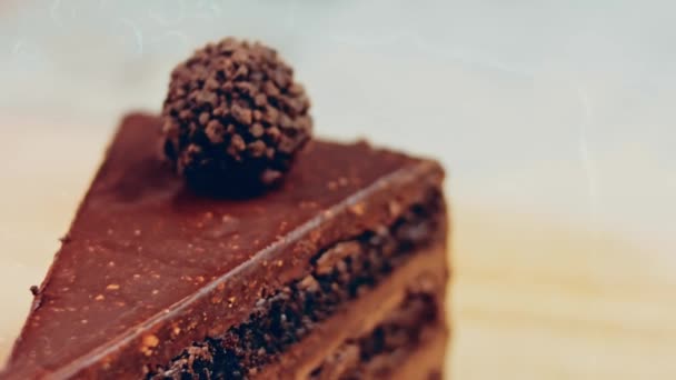 Ein Stück Ferrero Rocher Cake Mit Schokolade Makro Und Schiebereglerschießen — Stockvideo
