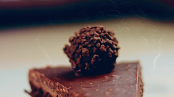 Кусок Пирога Шоколадом Ферреро Роше Макро Слайдер Съемки Заднем Плане — стоковое видео