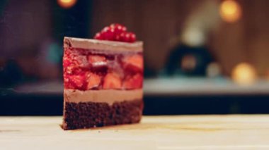 Frenk üzümlü bir dilim çilekli ve reçelli kek. Makro ve kaydırma atışı. Arka planda bir retro atmosfer var..