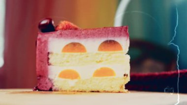 Çilekli, beyaz ve kırmızı kirazlı bir dilim pasta. Pastanın özel bir kubbesi var. Makro ve kaydırma atışı. Arka planda bir retro atmosfer var..