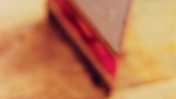 Кусок Клубничного Желейного Торта Веточкой Смородины Макро Слайдер Съемки Заднем — стоковое видео