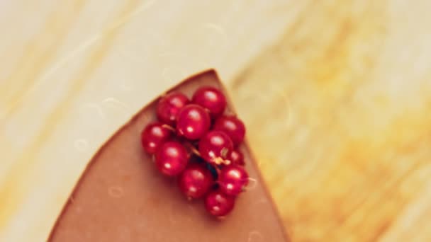 Eine Scheibe Erdbeer Gelee Kuchen Mit Einem Zweig Johannisbeere Makro — Stockvideo