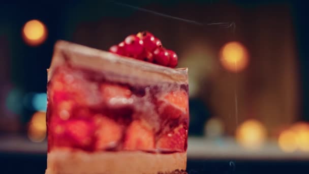 Een Schijfje Aardbeien Gelei Cake Met Een Takje Bessen Macro — Stockvideo