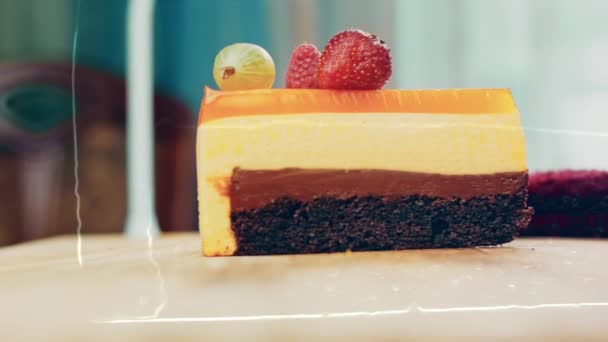 Une Tranche Gâteau Avec Pêche Orange Gelée Fraises Macro Tir — Video