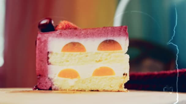 Egy Szelet Tortát Eperrel Fehér Piros Cseresznyével Torta Különleges Kupolaszerkezettel — Stock videók