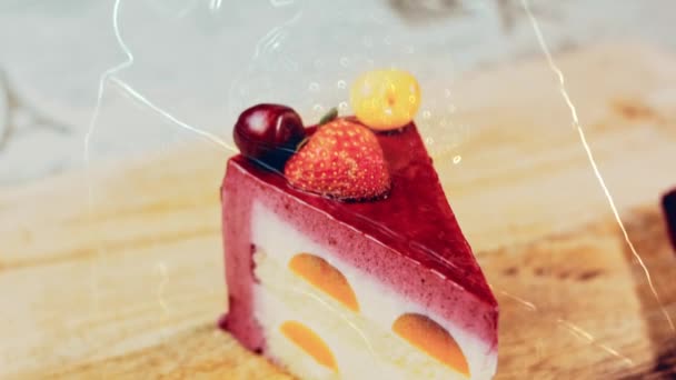 딸기와 빨간색 체리가 케이크는 구조를 가지고 매크로와 슬라이더 배경에는 대기가 — 비디오