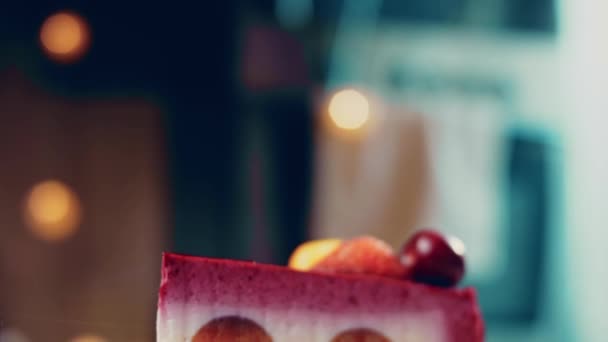 Una Rebanada Pastel Con Fresas Cerezas Blancas Rojas Pastel Tiene — Vídeo de stock
