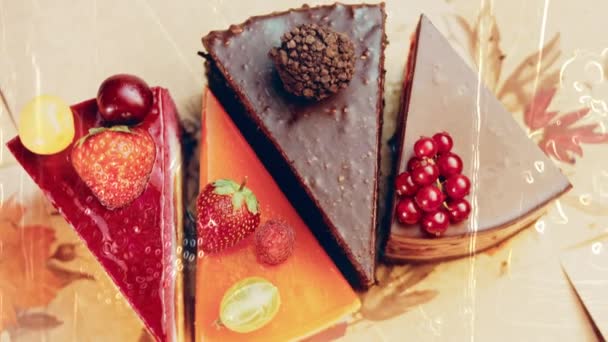 几片白色和红色的草莓和樱桃蛋糕和巧克力放在一个打开的盒子里 宏观和滑翔机射击 背景是一种复古的气氛 — 图库视频影像