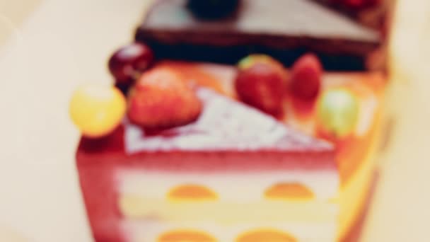 상자에 빨간색의 딸기와 케이크와 초콜릿을 조각넣는다 매크로와 슬라이더 배경에는 대기가 — 비디오