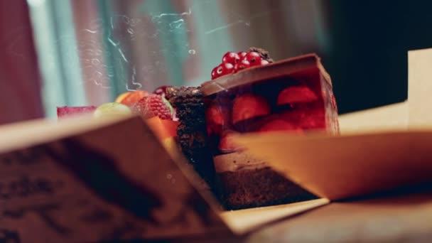 Algumas Fatias Morango Branco Vermelho Bolo Cereja Chocolate Uma Caixa — Vídeo de Stock
